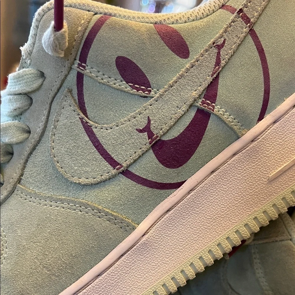 Nike Air light green and Purple Smiley Sneakers size 9